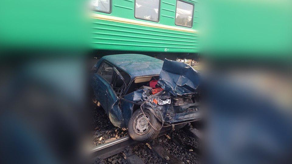 In Altai, a passenger car driver escaped after a collision with two trains at once - Altai, Road accident, A train, Motorists, Crash, The rescue, Miracle, Liferu, Altai Republic