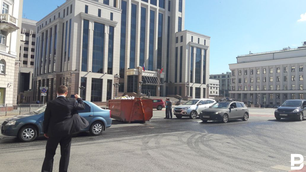 In the morning, a garbage truck and an SUV collided near the government building of the Republic of Tatarstan - Kazan, Tatarstan, Road accident, Crash, Garbage