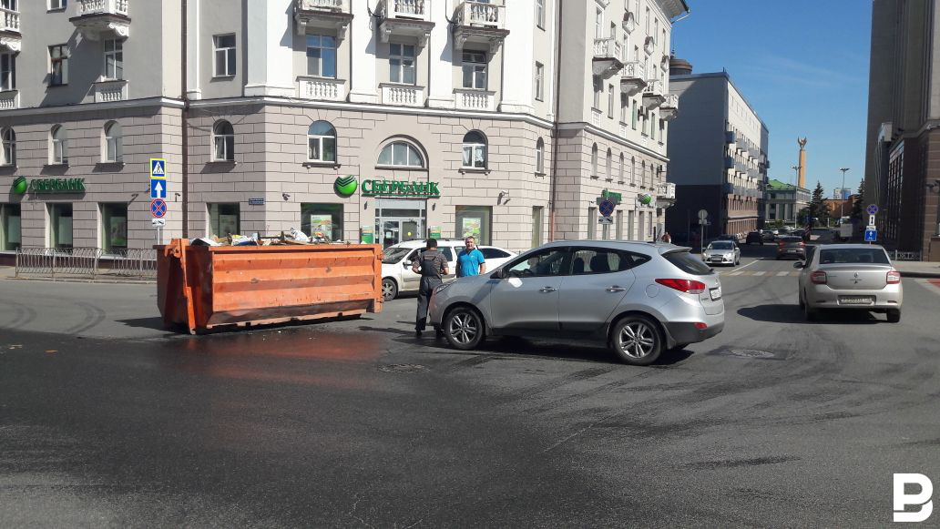 In the morning, a garbage truck and an SUV collided near the government building of the Republic of Tatarstan - Kazan, Tatarstan, Road accident, Crash, Garbage