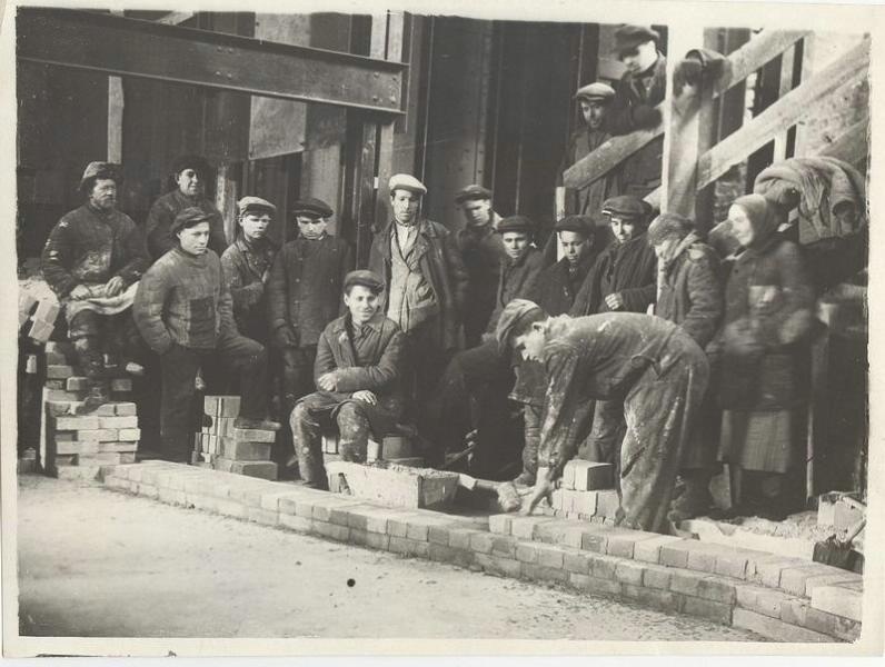 Magnitogorsk. The foreman of the Refractory workers shows the methods of Stakhanov's work, 1939. - Magnitogorsk, Metallurgy, Stakhanovites, Refractory, Workers, Old photo, Real life story, Magnitka