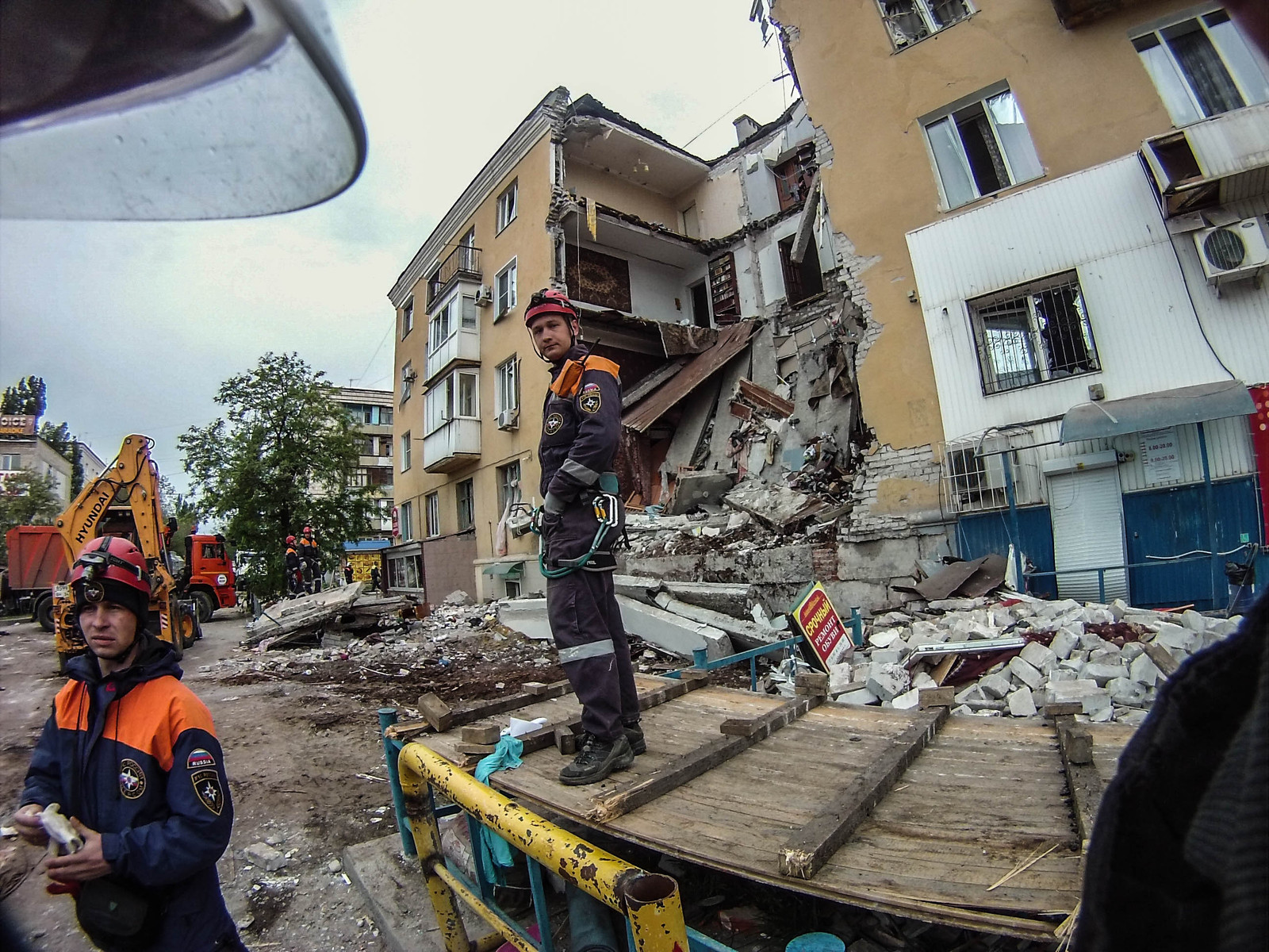 Household gas explosion in a residential building in Volgograd. May 16, shots from the 1st person through the eyes of a firefighter - My, Ministry of Emergency Situations, Rescuers, Firefighters, Explosion, Gas explosion, Longpost, The photo, Video