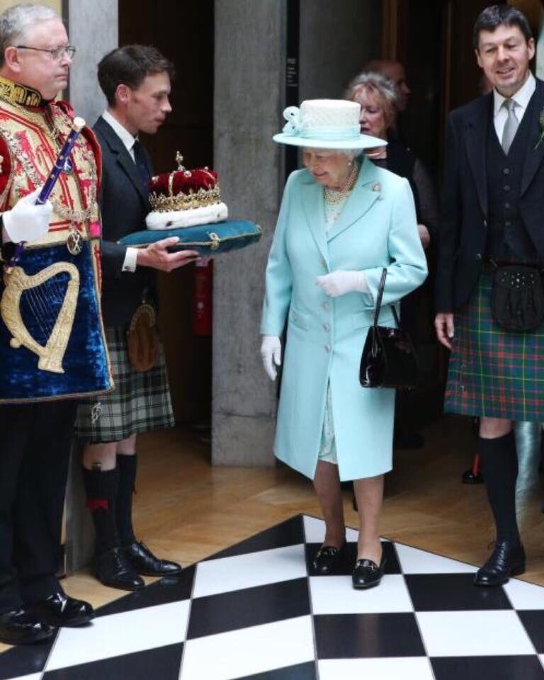 She can walk in any direction - Chess, , Queen Elizabeth II