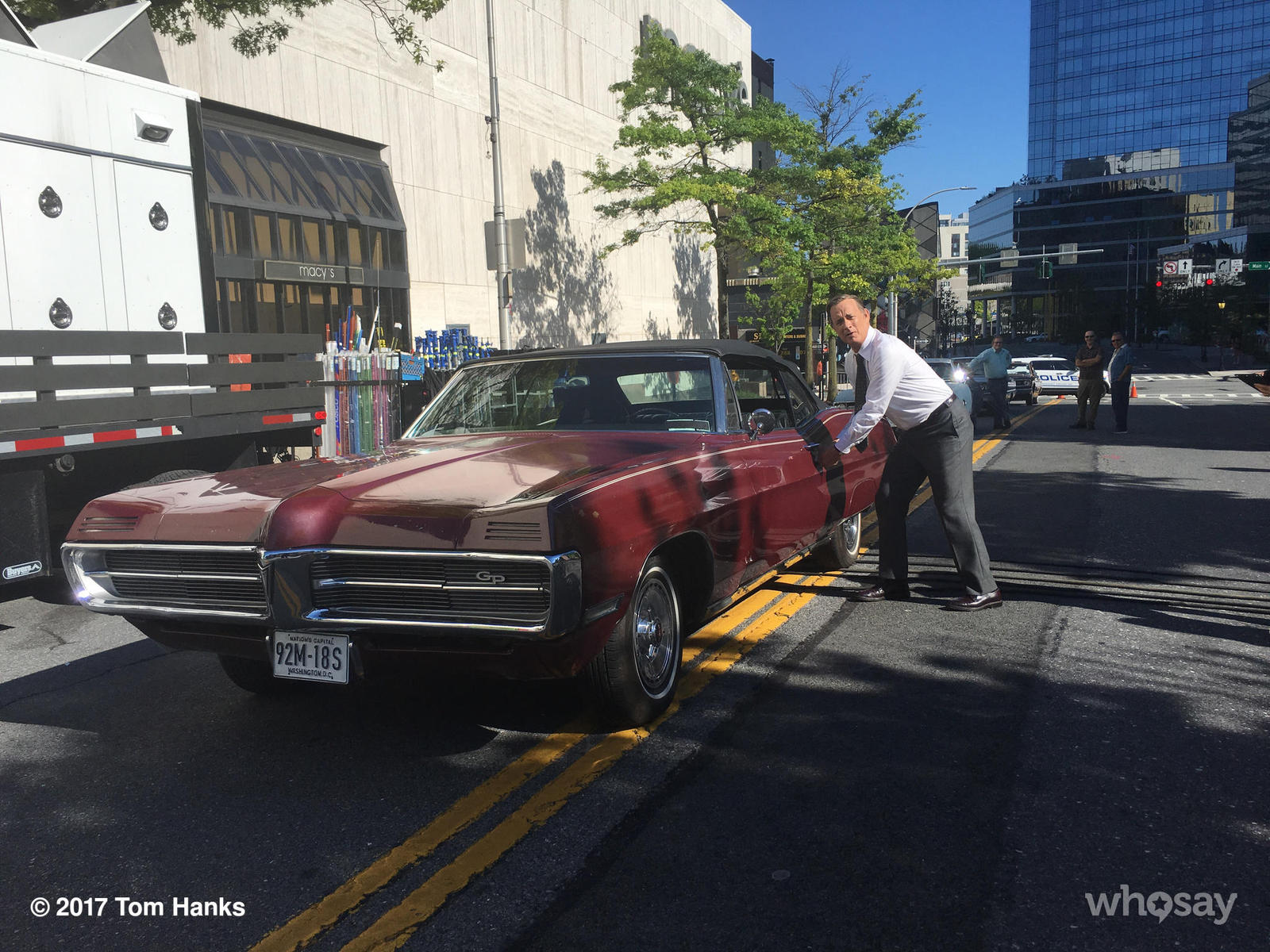 На день рожденье Том Хэнкс получил автомобиль / Tom Hank's birthday car - Общество, США, Актеры и актрисы, Том Хэнкс, День рождения, Авто, Подарки, Twitter