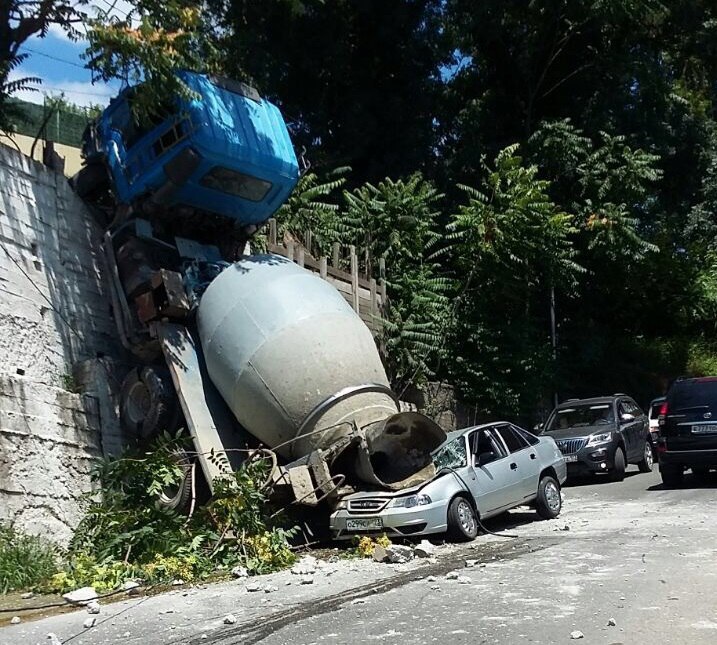 Kamaz fell on a car - Road accident, Sochi, , Mixer, Longpost