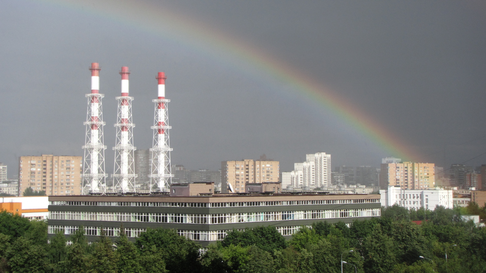 Обычно после дождя из окна можно хорошо рассмотреть радугу) Кликабельно - Моё, Радуга, Фотография