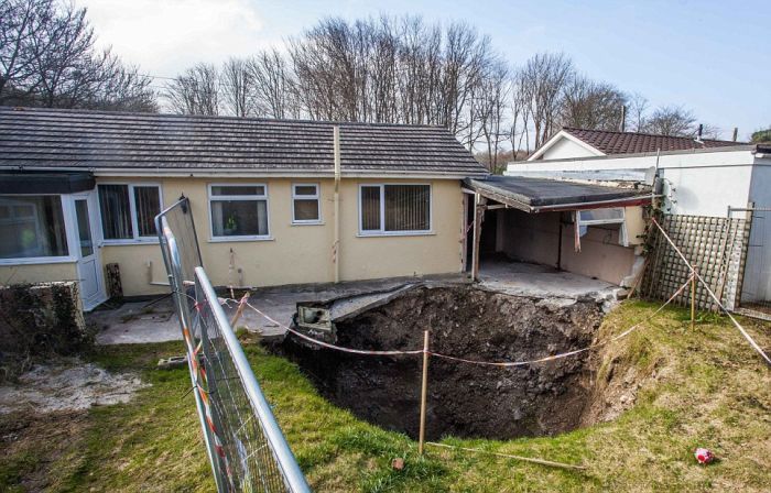 In the UK, a 30-meter sinkhole formed on the territory of one of the houses - Great Britain, England, Failure, Land, Mine, , Portal to hell, Longpost