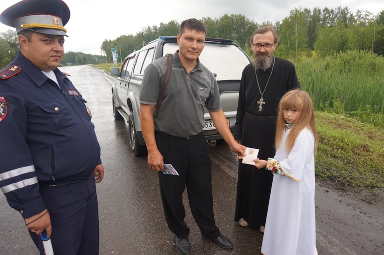 Священник вышел в рейд с ГИБДД на томские дороги и вручил водителям иконы - РПЦ, ГИБДД, Томск