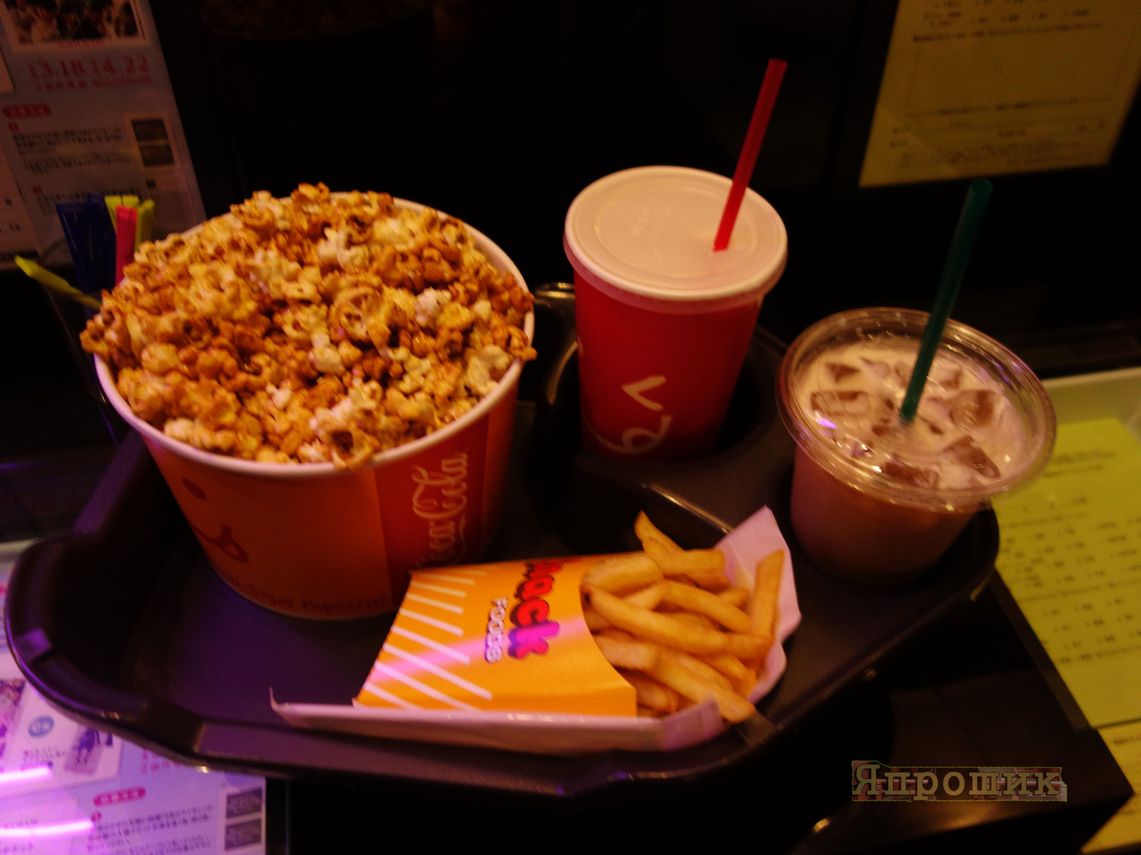 A handy thing for those who like to eat at the cinema in a Japanese cinema - My, Japan, , , Food, Popcorn, Cinema, Convenience