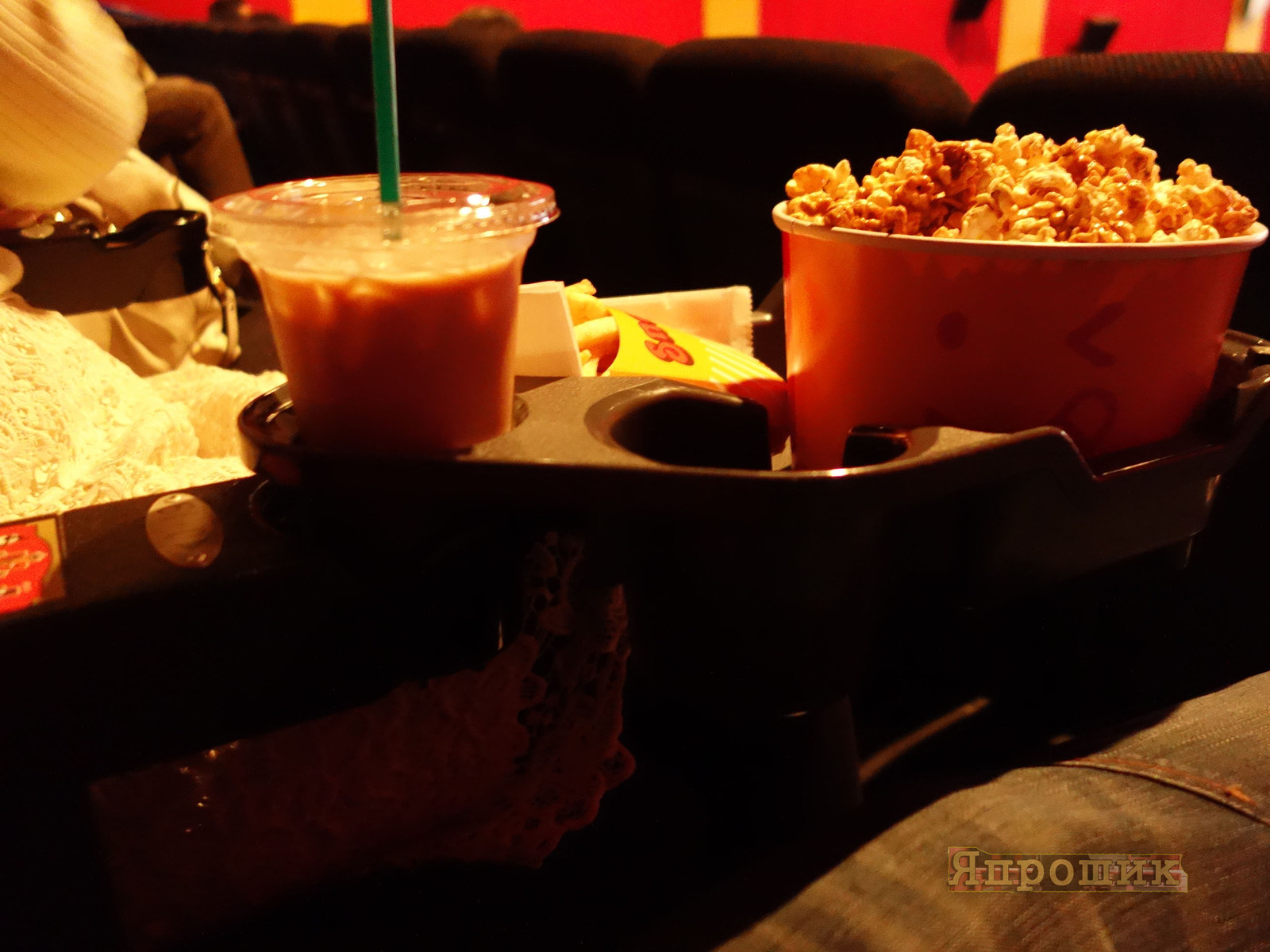 A handy thing for those who like to eat at the cinema in a Japanese cinema - My, Japan, , , Food, Popcorn, Cinema, Convenience