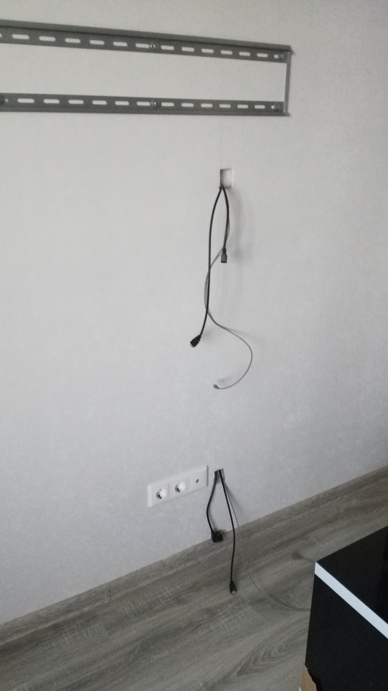 Кабель канал под провод. Кабель канал для вывода кабеля 35 мм хром. Кабель канал для проводов в сене. Кабель канал в стене для телевизора. Кабель канал для проводов телевизора на стену.