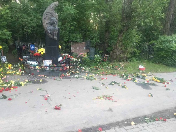 Unknown people destroyed the grave of Viktor Tsoi - Choi, Viktor Tsoi, Monument