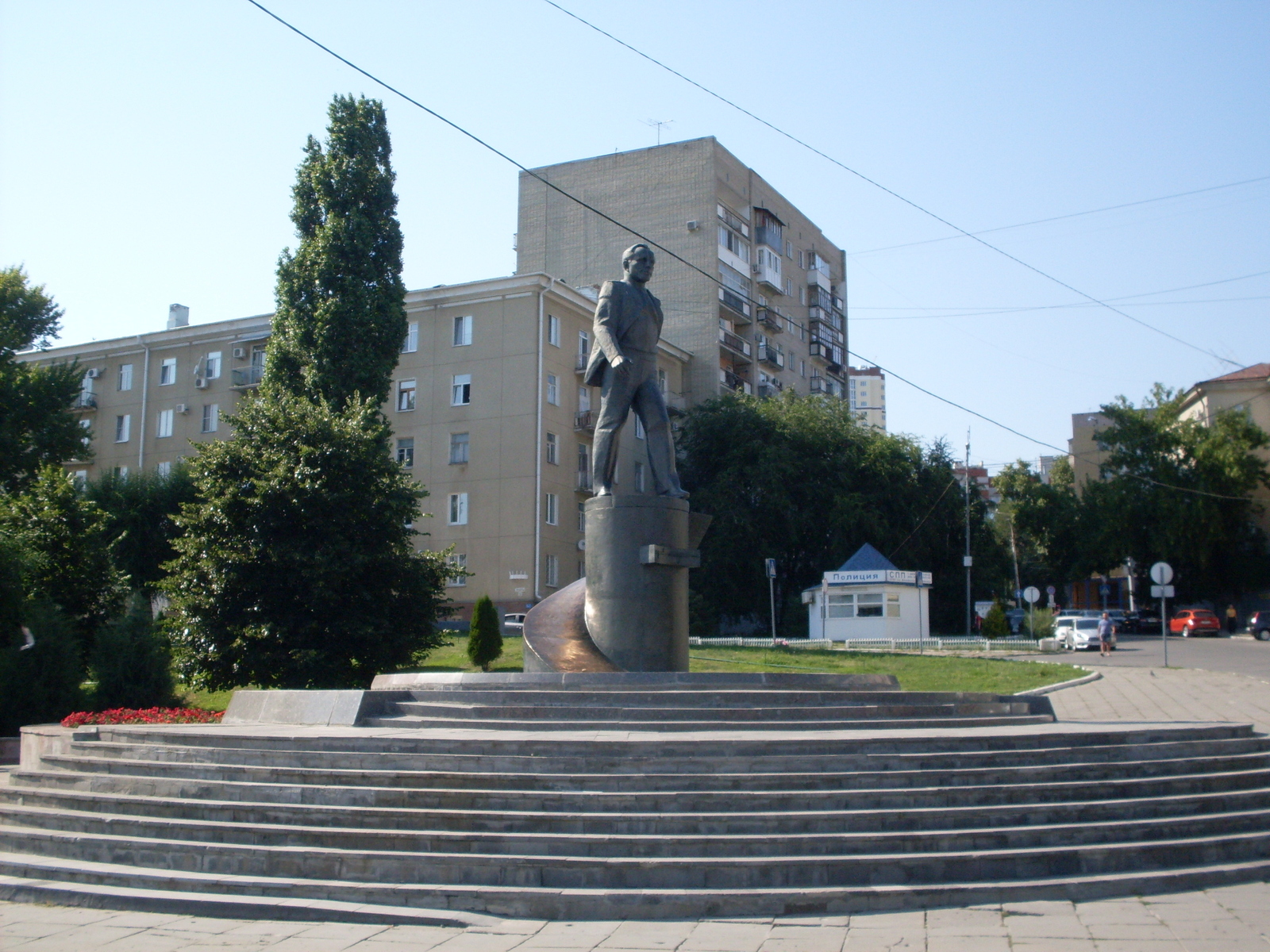 памятник гагарину в саратове на набережной