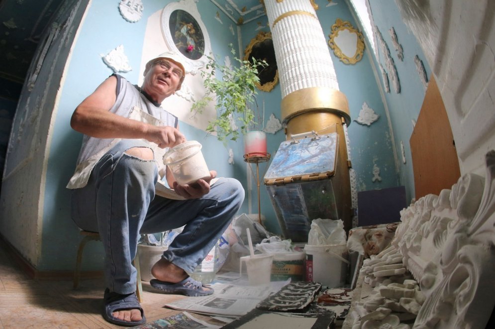 Kyiv PENSIONER 16 YEARS TURNS HIS STAIRWAY INTO RUNDAL PALACE - Castle, Retirees, Longpost