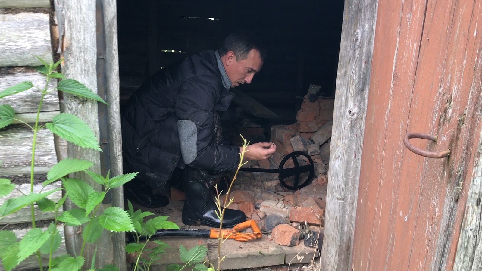 Silver stash in an old stove! - My, Black diggers, Abandoned house, Treasure, Призрак, Reality show, Treasure hunter, Video, Longpost, Treasure hunt