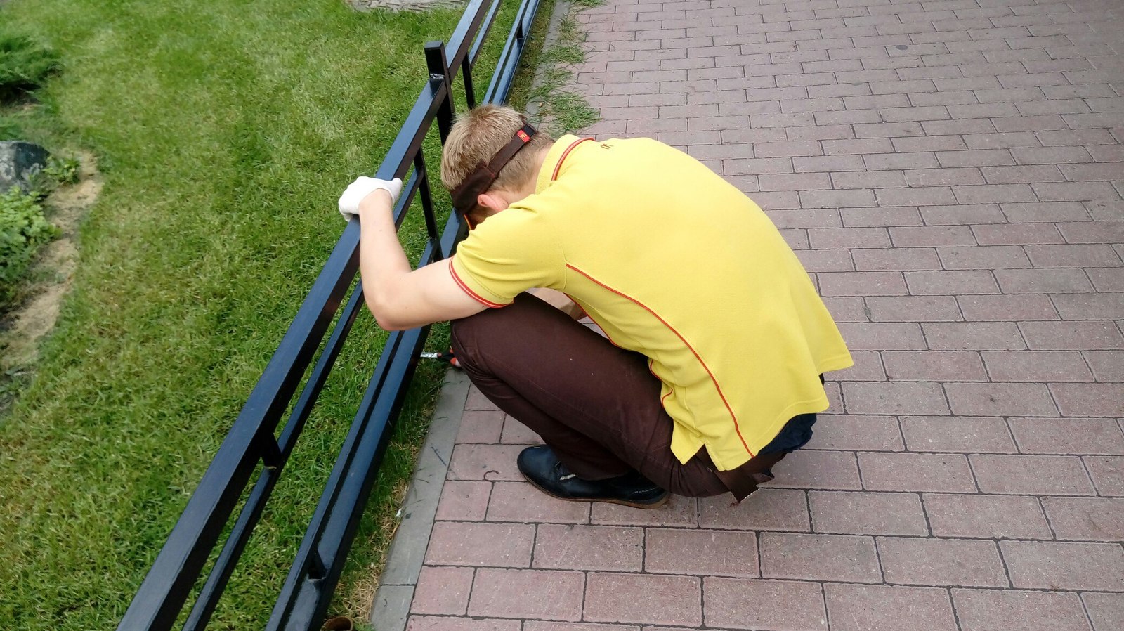 Tyumen. McDonald's. It's fine! - Tyumen, McDonald's, Lawn, Scissors