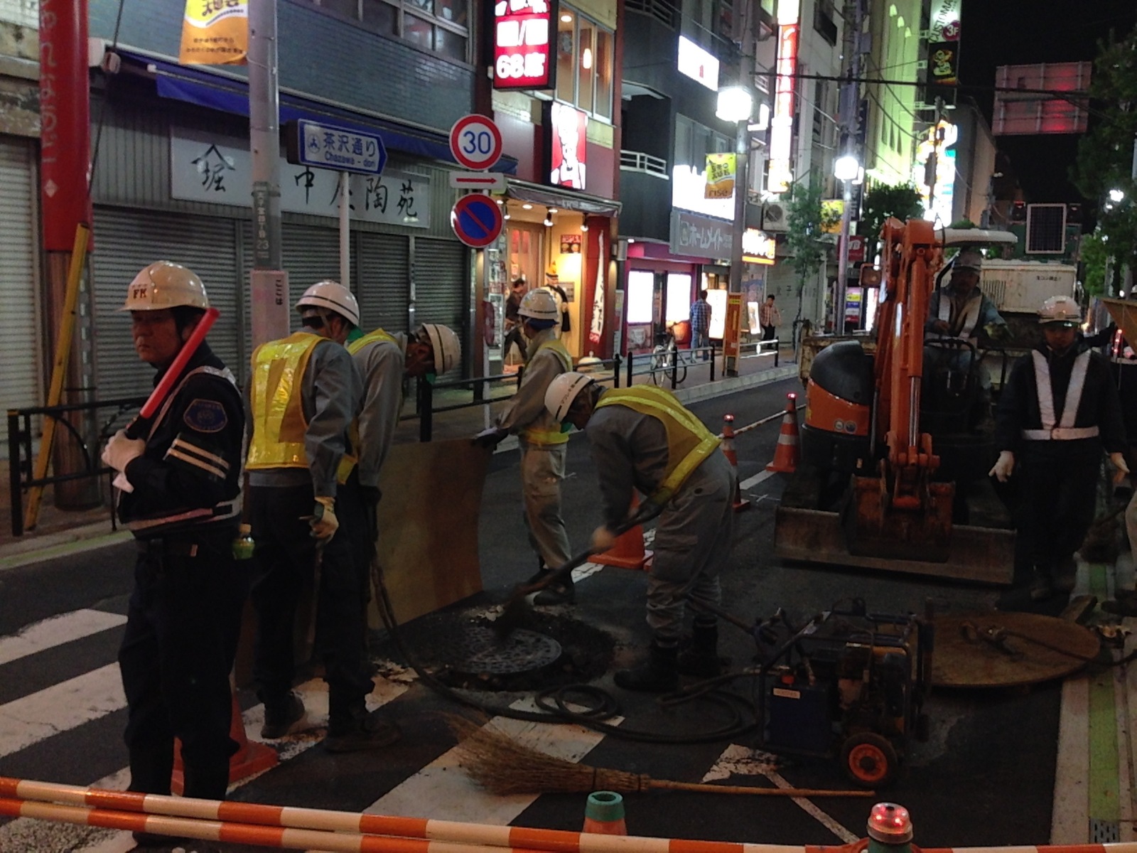 How many people does it take in Japan to make a sunroof level with the road? - My, Japan, Tokyo, Road repair