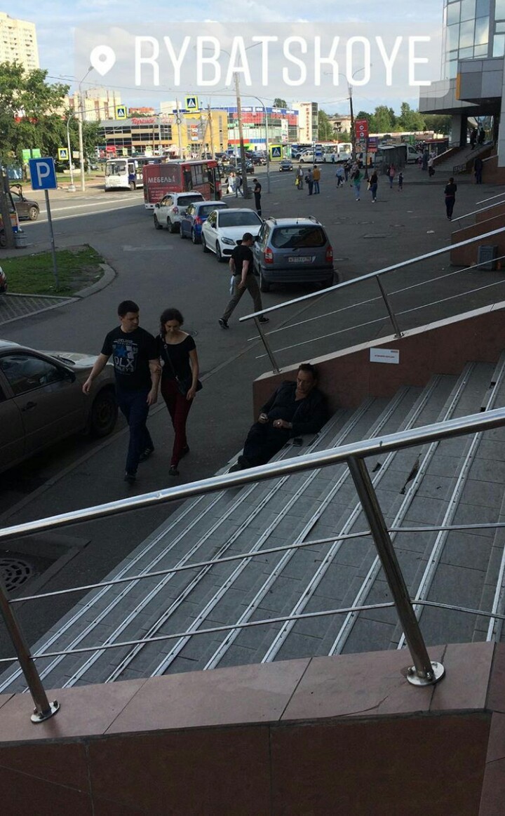 Van Damme lay down to rest in Rybatsky, St. Petersburg. - Jean-Claude Van Damme, M Rybatskoe, Metro SPB