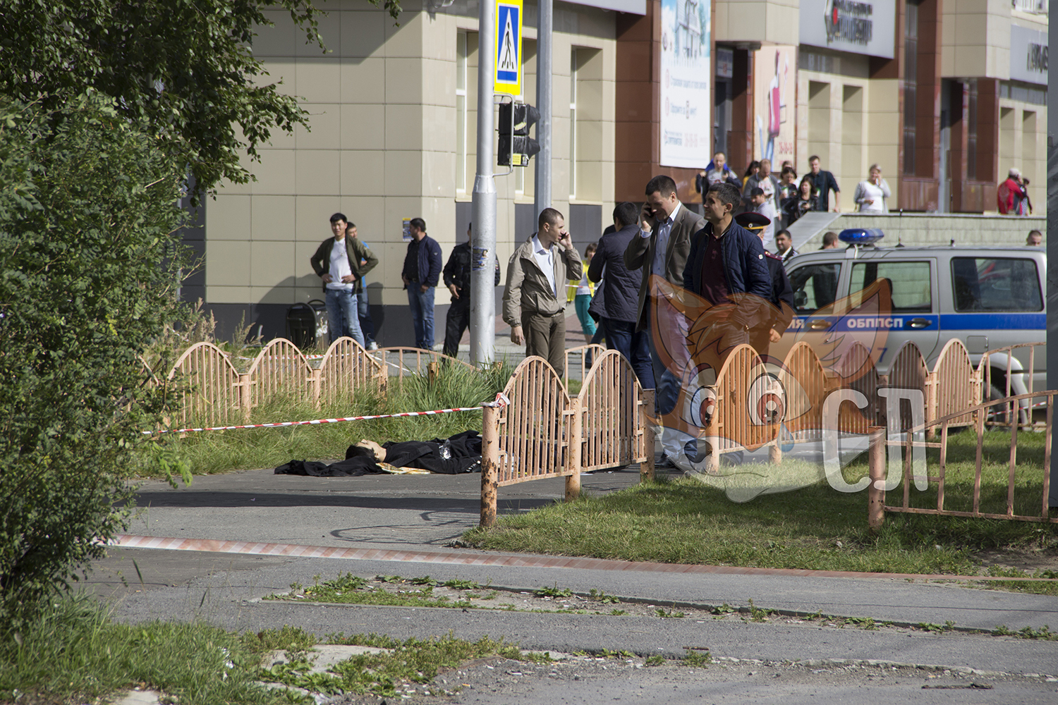 В Сургуте двое людей в масках напали на прохожих (фото в высоком качестве)  | Пикабу