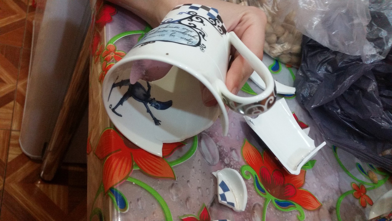 I broke a cup the other day ... Maybe someone knows where you can order one? Or any information about her? I really need it She was my favorite (( - My, Help me find, Кружки, Alice in Wonderland, , Longpost