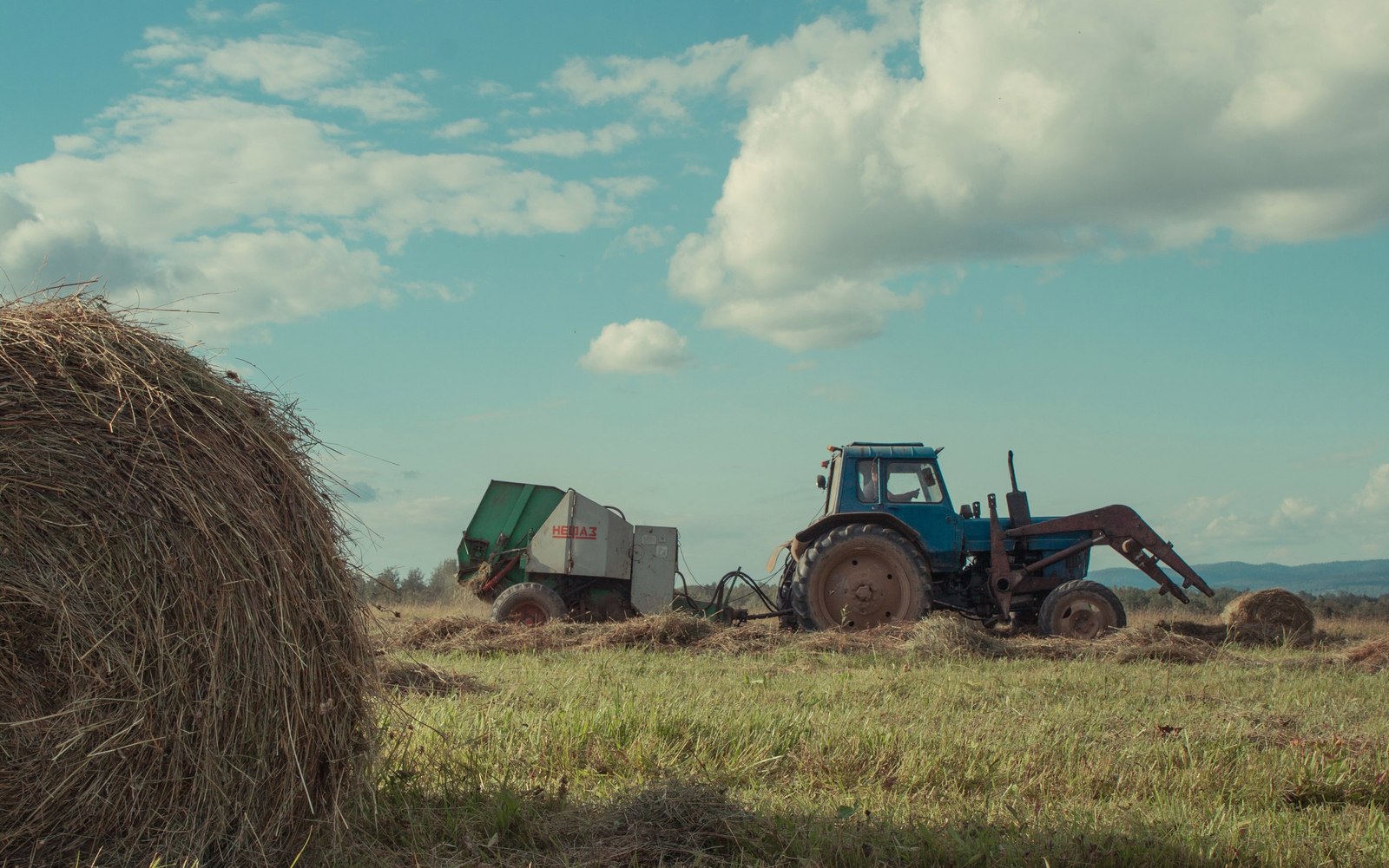 Walking through the fields of Bashkiria. - Field, Bashkortostan, Tractor, Grass, Landscape, The photo, Hay, Сельское хозяйство