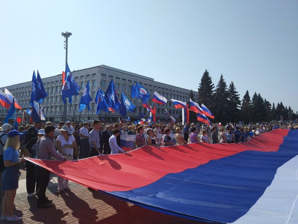 День Государственного флага РФ в Ульяновске | Пикабу