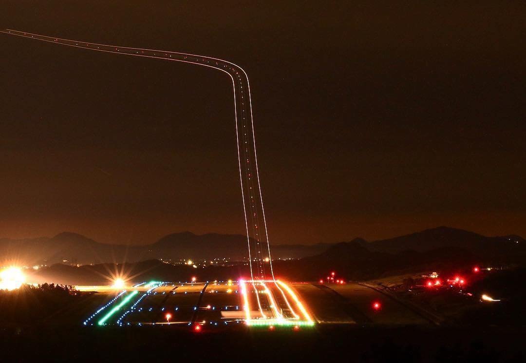 Airplane takeoff, long exposure. - Exposition, Takeoff, Reddit