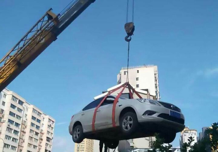 In China, the car of a persistent parking violator was moved to the roof of a building - Auto, Неправильная парковка, China, Roof, Tap