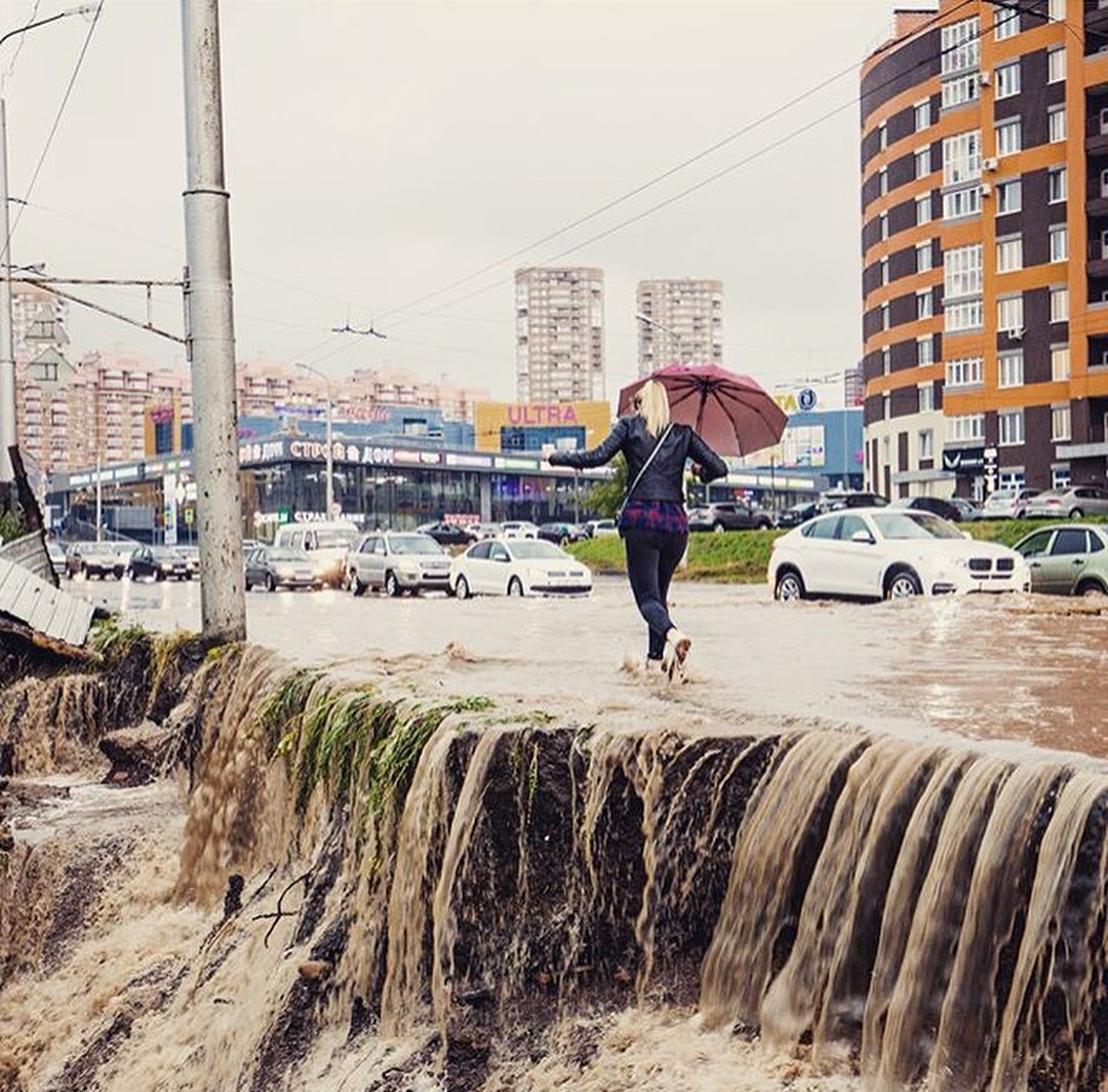 The capital of waterfalls, knee-deep in water, but an umbrella is an indispensable attribute. Ufa 04.09.2017 - Element, Ufa, Rain, Longpost