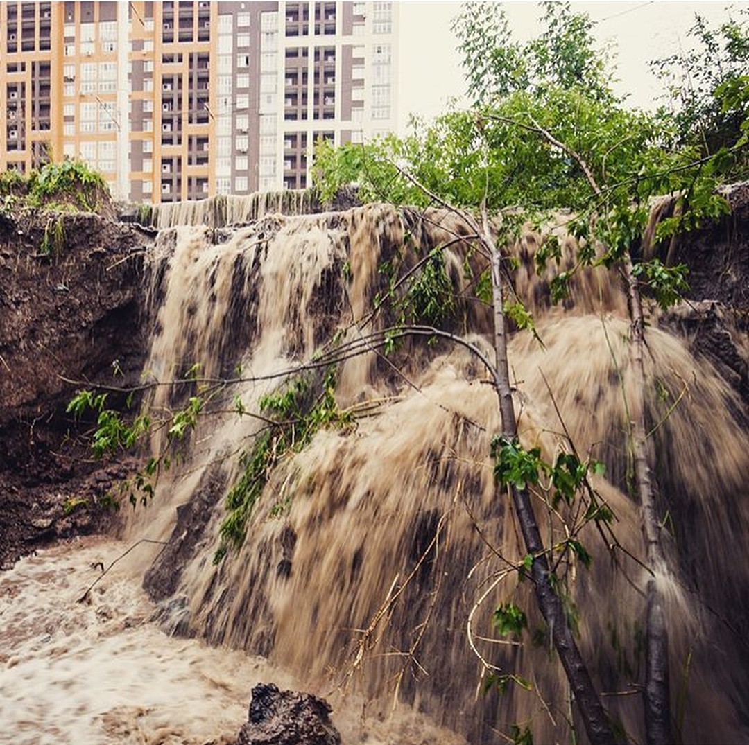 Столица водопадов, по колено в воде, но зонтик непременный атрибут. Уфа 04.09.2017 - Стихия, Уфа, Дождь, Длиннопост