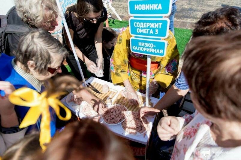 Любители дармовщины шокировали очевидцев поведением на центральной площади Владивостока - Владивосток, Дегустация, Толпа, Халява, Длиннопост