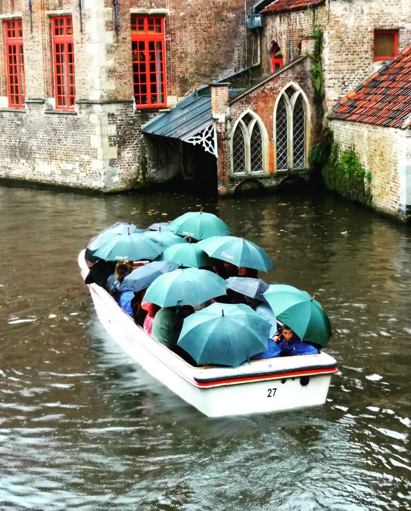 Прогулка на катере по каналам города Брюгге в дождливый день. - In Brugges, Брюгге, Instagram, Катер, Дождь, Туризм