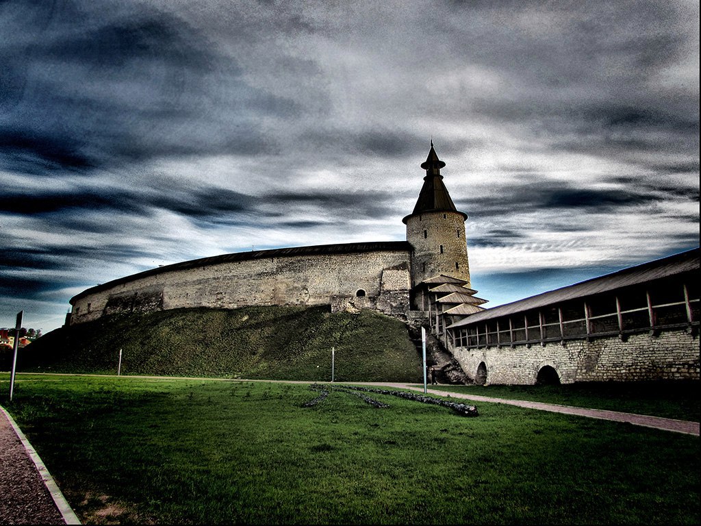 Псков история. Ворота между башнями Псковского Кремля. Псковский собор вид сверху. Парк стены Псков. Псковская Вельера.