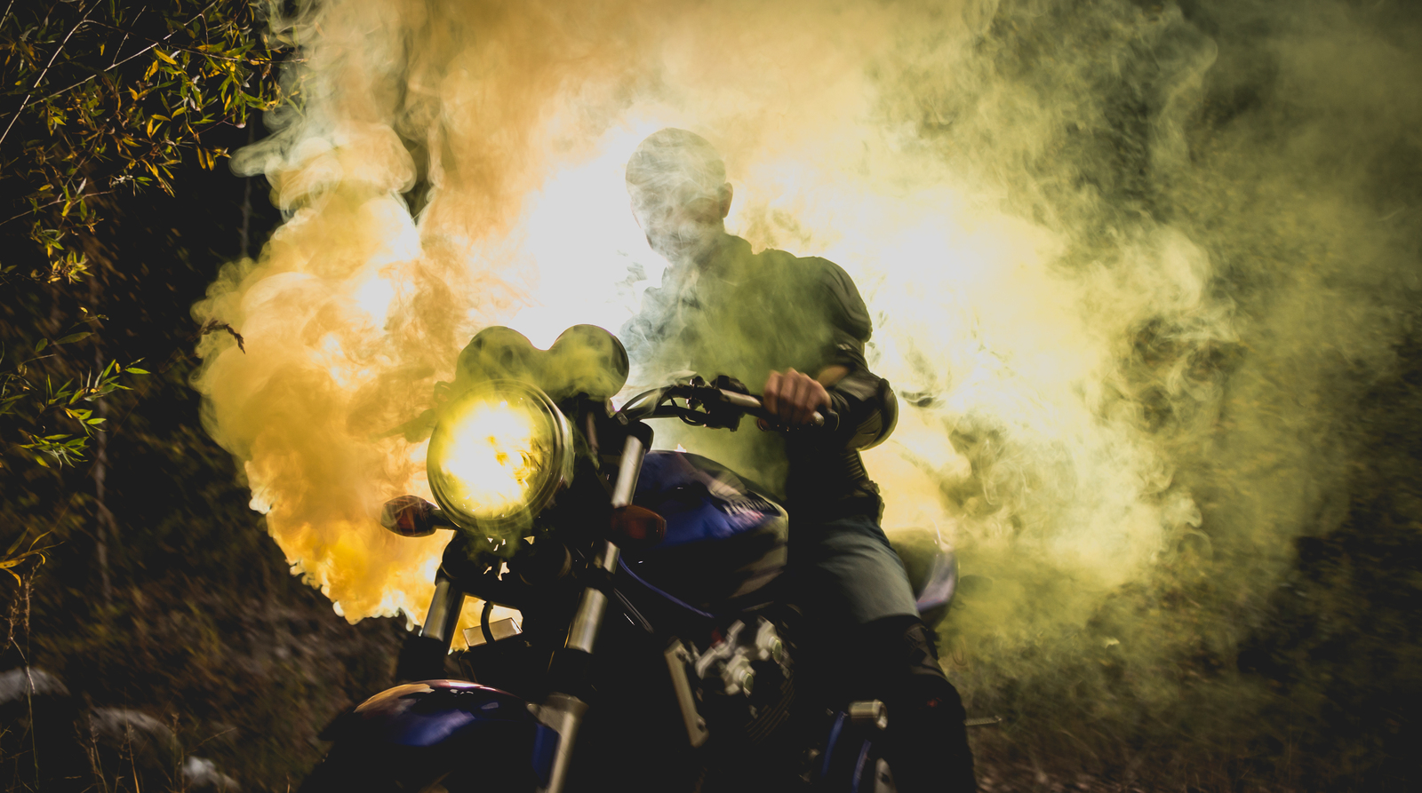 Мотоцикл в дыму