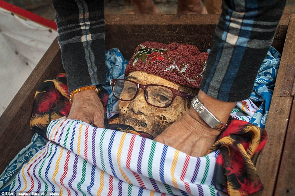 Indonesian farmers dig up their dead ancestors every three years to wash them and change them into new clothes. - Grave, Dead body, Funeral, Longpost