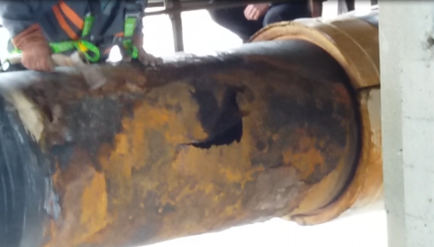 In Irkutsk, a hot water pipeline broke through on a bridge - Crash, Irkutsk, Video