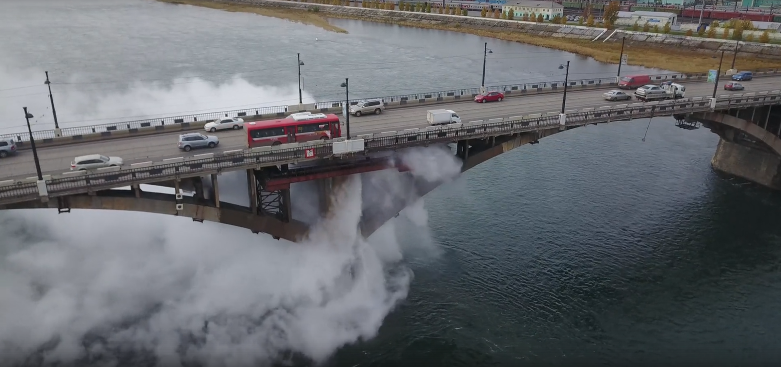 In Irkutsk, a hot water pipeline broke through on a bridge - Crash, Irkutsk, Video