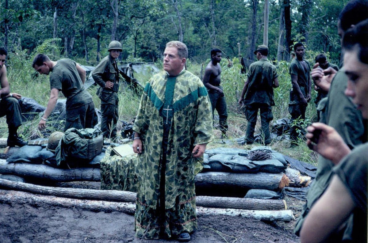 Американский капеллан в камуфлированной рясе во Вьетнаме, 1968 год. - История, 60-е, Вьетнам, США