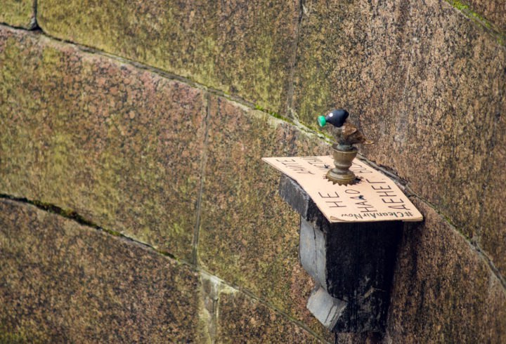 In St. Petersburg, Greenpeace Russia activists put a respirator on Chizhik-Pyzhik. - Saint Petersburg, Ecology, Video