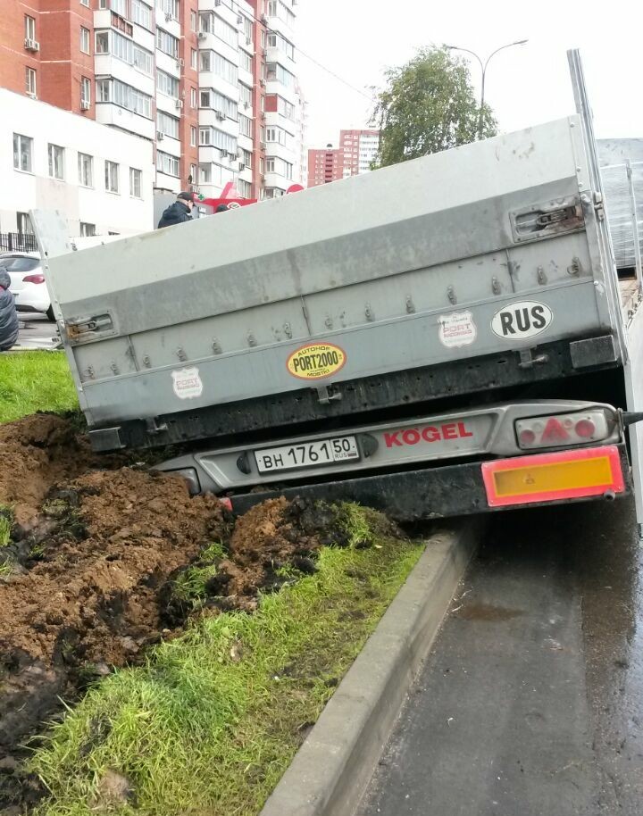 Lawn parking 80 level - My, Неправильная парковка, Stuck, Wagon, Longpost