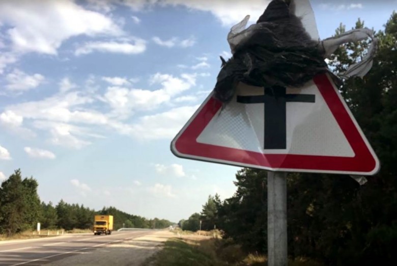 The great power of a plastic bag. - Подстава, Package, Traffic police, Signs, Overtaking