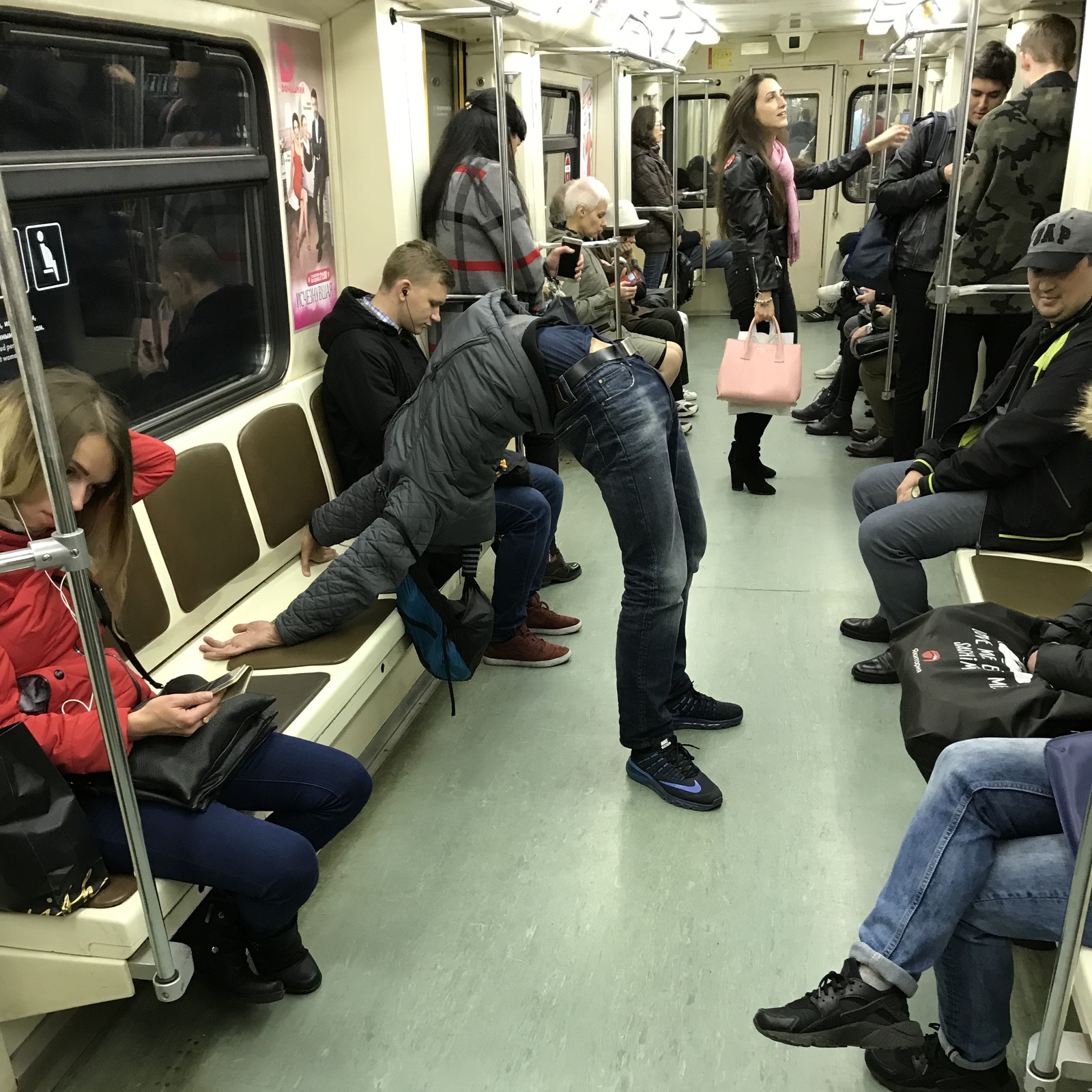 Gymnastics in the Moscow metro - My, Metro, Moscow, Men, Inadequate, Gymnastics