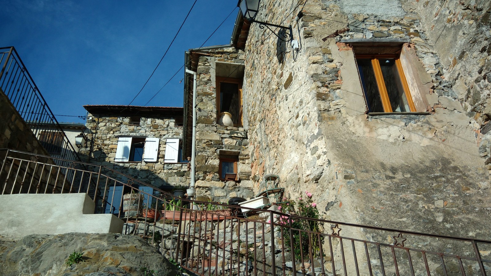 A meeting of two kindred spirits yesterday in a mountain village. - My, cat, The mountains, french alps, Autumn, a lion, Soul mates, Longpost, Alps