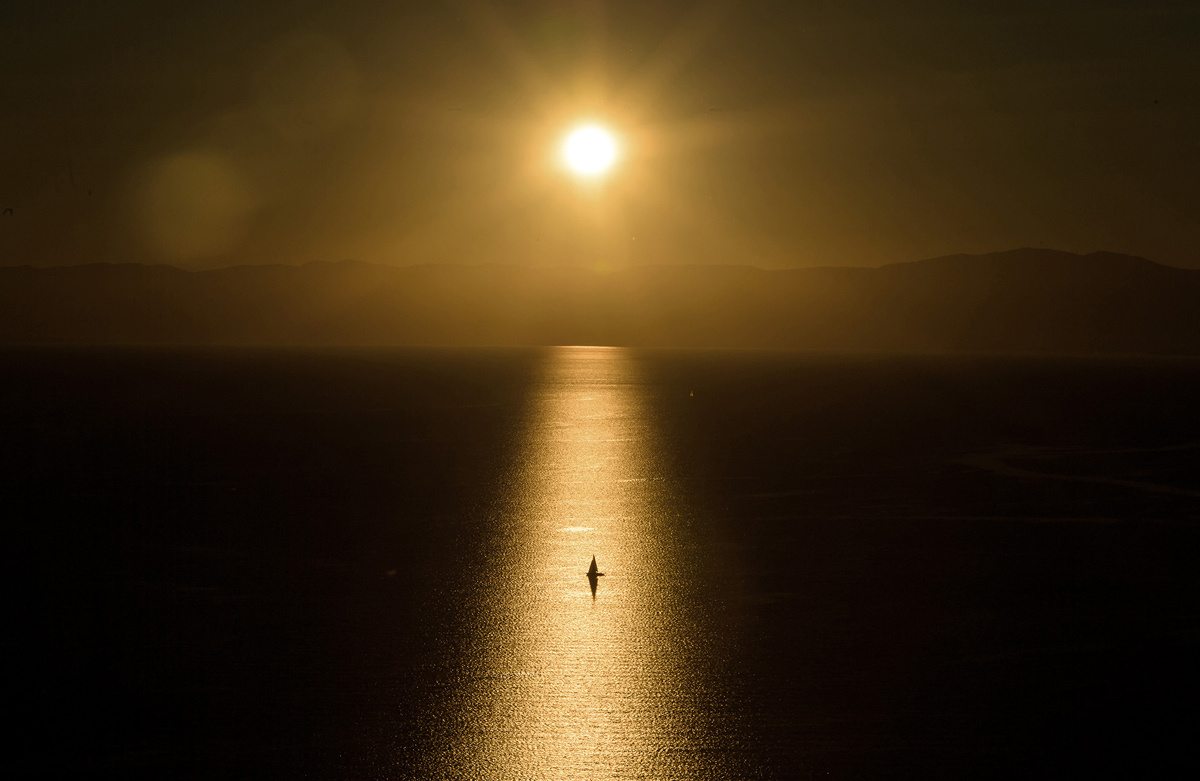 A lonely sail turns white .... - Lake, Sail, The photo, beauty, Calmness