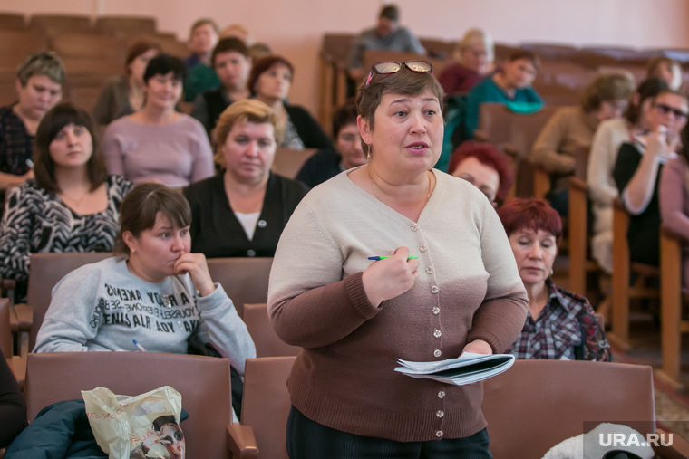 In Kurgan, the rate of a teacher of the highest category is 9090 rubles, below the minimum wage - Mound, School, Teacher