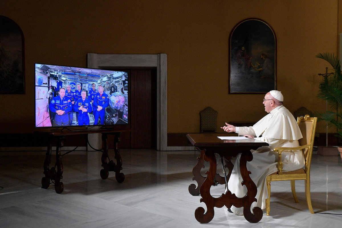 In touch with space - The photo, Pope, Vatican, ISS, Video communication