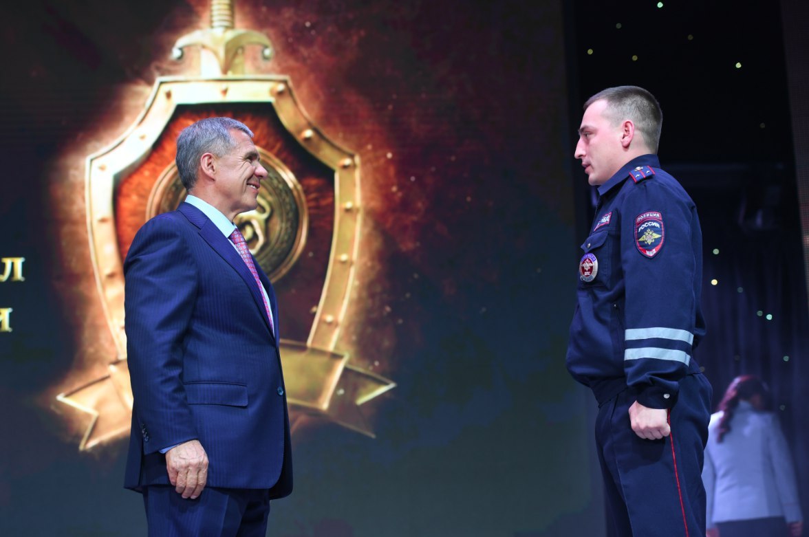 Rustam Minnikhanov awards Marcel Badrutdinov (latching lieutenant) with the medal For Valiant Labor - Traffic police, Deputies