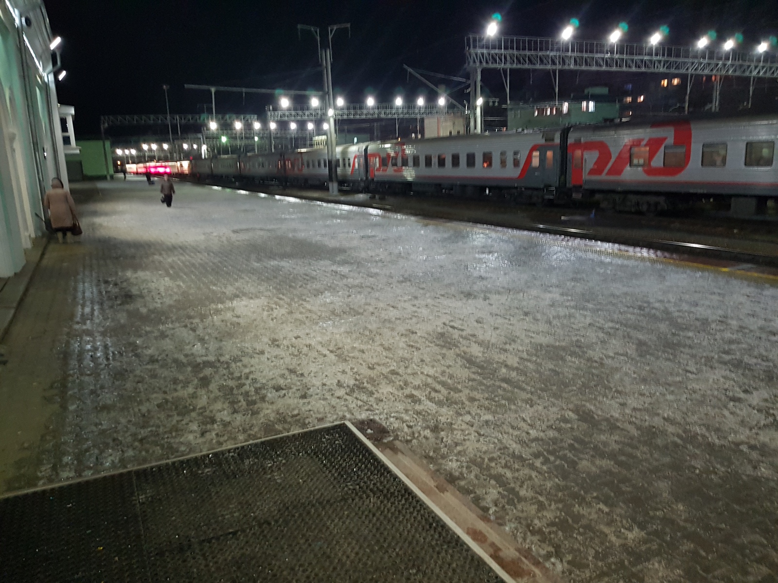 Вокзал саратов сегодня. ЖД Саратов. Саратовский Железнодорожный вокзал. Фото вокзала Саратов зимой. Саратов ЖД зимой.
