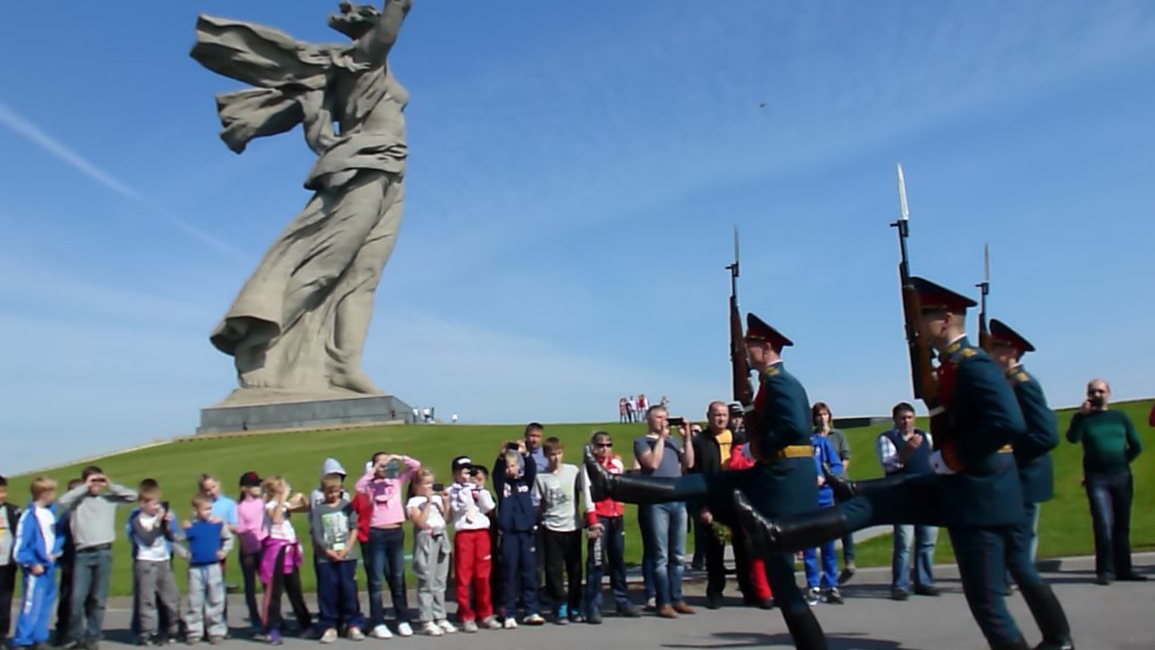 Смена почетного караула на Мамаевом кургане. Волгоград | Пикабу