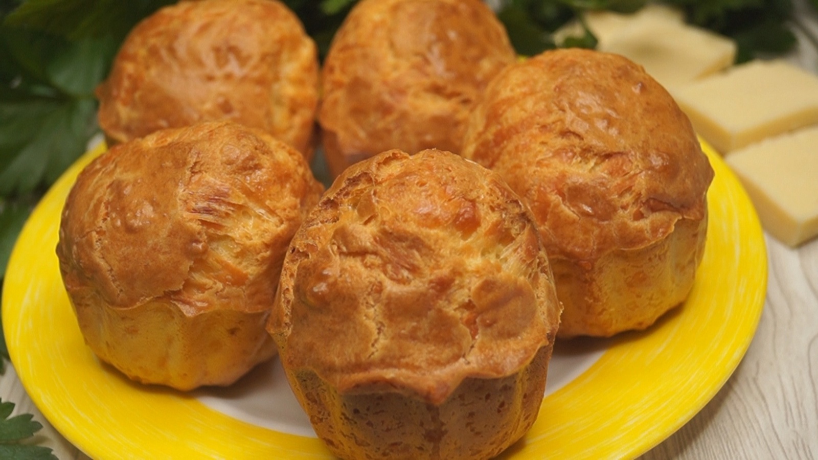 Пикантные маффины с сыром