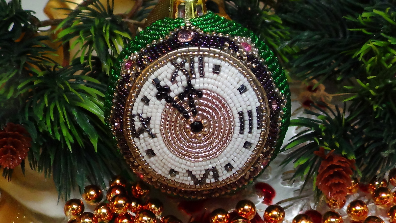 Christmas toy Nutcracker - My, , Needlework with process, Beads, Christmas decorations, Nutcracker, Bead jewelery, Clock, Longpost